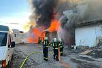 Požár zachvátil ve středu průmyslovou halu v Letovicích na Blanensku.