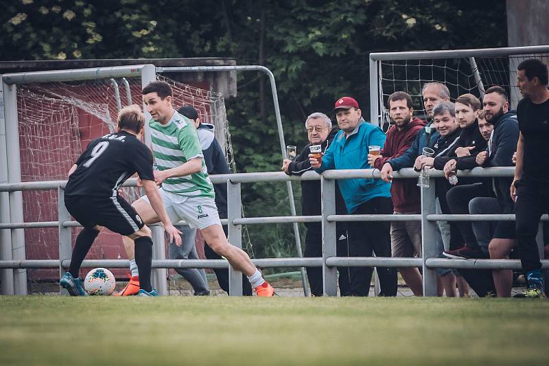 Fotbalisté Rájce-Jestřebí (zelenobílé dresy) v přípravě porazili Kunštát 6:3.