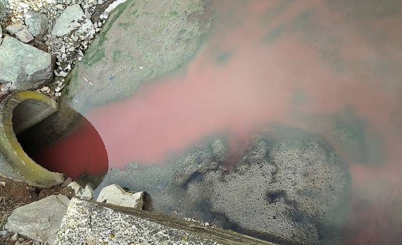 Potok Výpustek ve Skalici nad Svitavou zbarvila minulý týden neznámá látka do červena. Podle místních vytékala z výpusti tamního průmyslového areálu. A nešlo o první případ. Na snímku zmíněná výpusť v březnu.