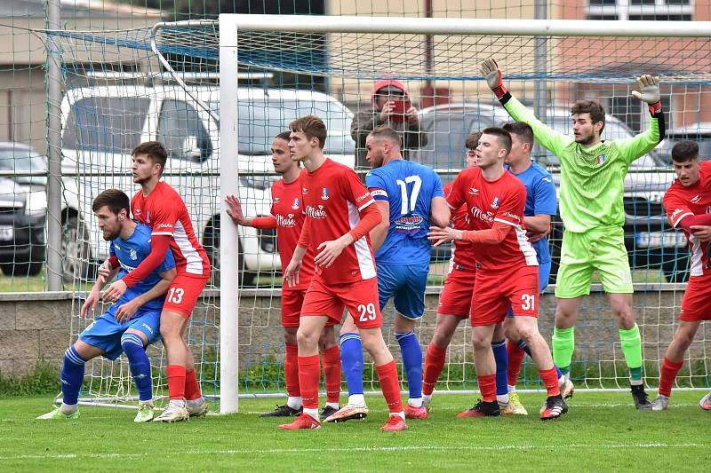 Blanenští fotbalisté (v červeném) remizovali na domácím hřišti s Otrokovicemi 1:1.