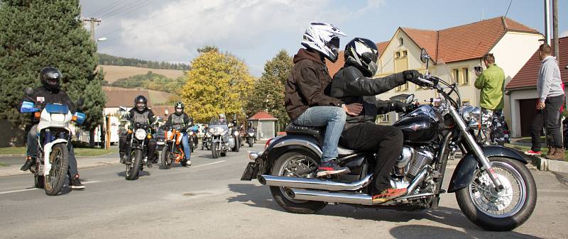 Motorkáři z drnovického Kiliangangu zakončili sezonu. Vyjížďkou a kaskadérskou show.