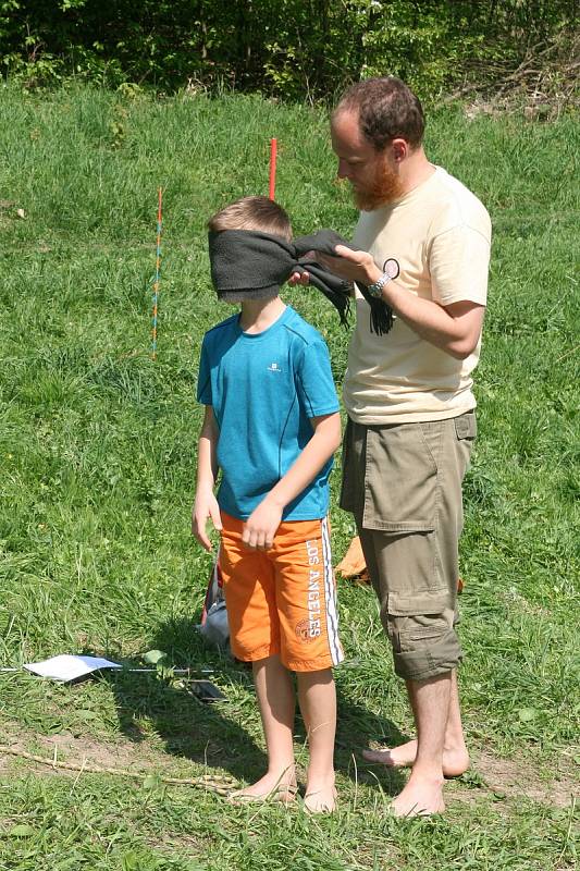 Spolek Okras připravil u adamovské studánky Ptačí svatyně ke Dni Země zajímavou akci pro děti i dospělé s podtitulem Dotkněte se lesa.