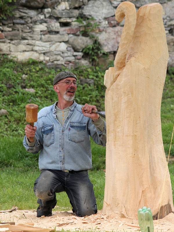 Řezbáři vyrábí sochy na kunštátském Dřevosochání před začátkem Svátků řemesel.