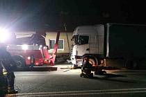 Dopravu na silnici I/43 v Lipůvce na Blanensku zkomplikovala v pondělí v noci na pár hodin nehoda dvou kamionů a osobního vozu.