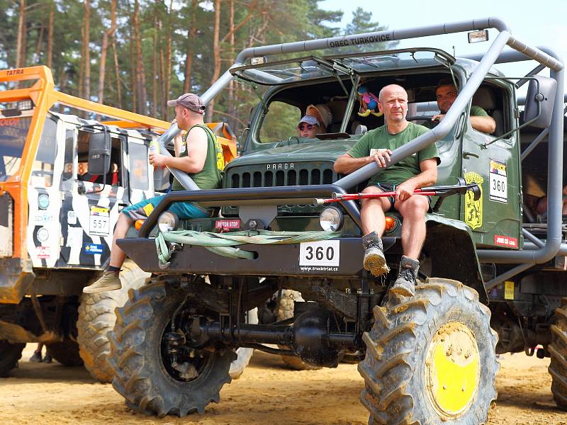 Závod mistrovství republiky v Truck Trialu v pískovně u Kunštátu opět nabídl mimořádně dramatické situace.