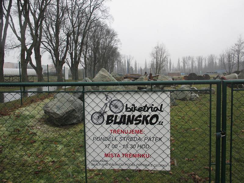 Blanenští biketrialisté budují trial park na Sportovním ostrově Ludvíka Daňka. Dřevěnou halu však staví bez povolení.