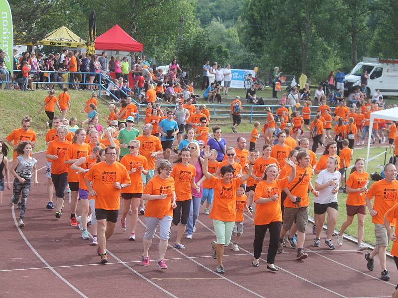 Čtyřiadvacehodinová štafeta dobrovolníků, kteří chtějí zdravotně handicapovaným lidem splnit přání. To je akce You Dream We Run.