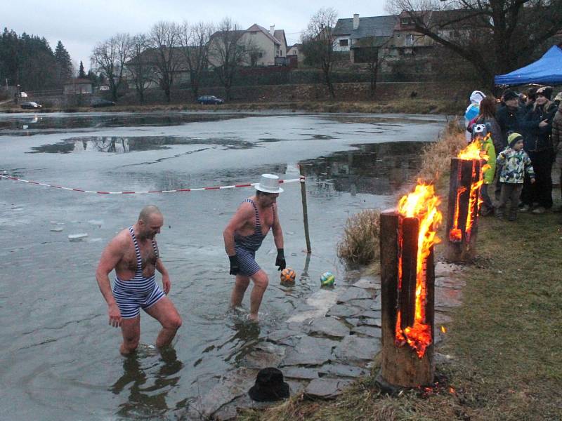 Ostrovští otužilci pořádali už podruhé Štěpánskou koupačku.