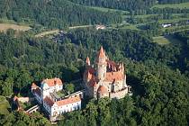 Jako filmový švec Jíra. Paraglidista Petr Buchta z Adamova kroužil kolem hradu Bouzov. V Olomouckém kraji vyfotil z ptačí perspektivy i několik dalších zámků.