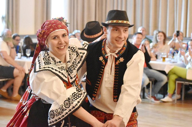 Kulturní centrum v Olomučanech ovládl v sobotu první ročník Folklorního festivalu lidových chas z blanenského regionu.