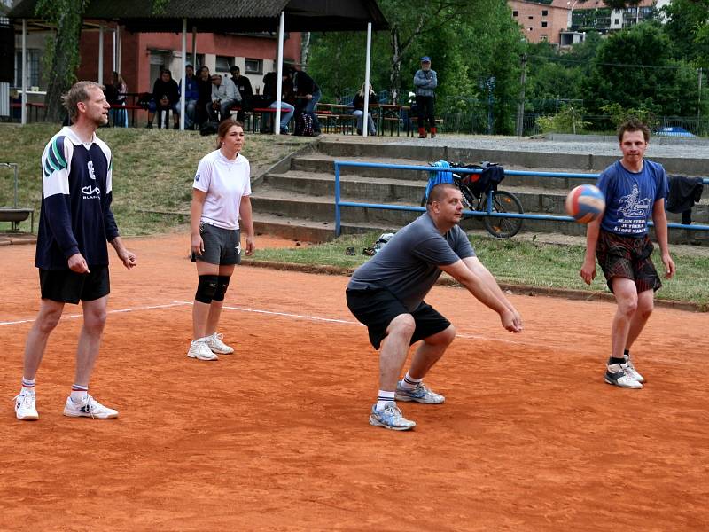 Volejbalový turnaj O pohár předsedy ASK Blansko vyhrál brněnský tým Dítě v autě.