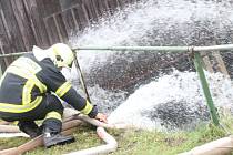 V letovickém průmyslovém areálu zasahovali hasiči u poškozeného stavidla na řece Svitavě.