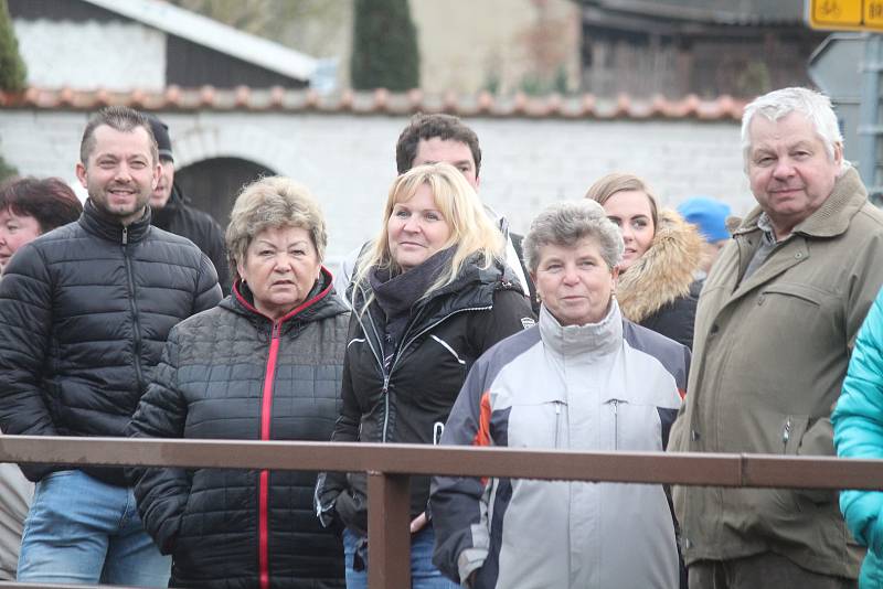 Ve Stvolové se na Silvestra sešli otužilci. V chladné Svitavě si připilo přes čtyřicet lidí.