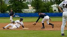 Basebalisté Black Hill zahájili náročnou sérii šesti utkání v osmi dnech domácím dvojzápasem extraligy proti Ostravě. Zahraničními hráči nabitý ostravský tým se nenechal zaskočit a dvakrát vyhrál.