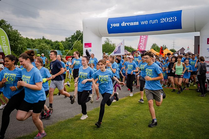 Tři tisíce běžců splnilo při charitativní štafetě You Dream We Run v Ráječku na Blanensku sny postiženým. Pojedou k moři nebo na rehabilitaci.