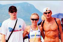 MEZI ELITOU. Miloslav Bayer při olympijských hrách v Pekingu. Zleva: Tomáš Kořínek, Vendula Frintová, Miloš Bayer.