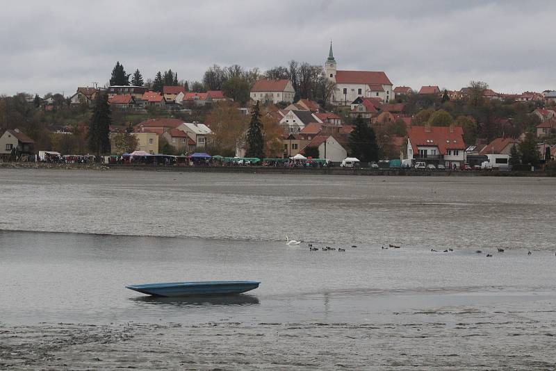 Výlov rybníka Olšovec přilákal do Jedovnic tisíce lidí.