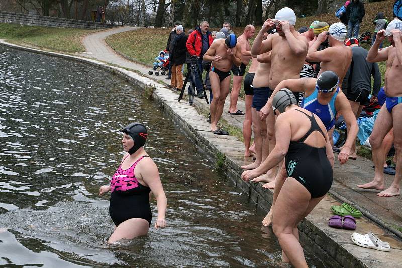 V sobotu se na blanenské přehradě Palava uskutečnil závod Českého poháru v zimním plavání. Byly tři stupně nad nulou a voda měla pět stupňů.