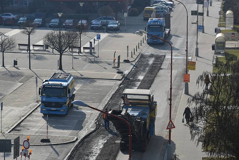 Zákazy vjezdu, policisté v reflexních bundách, těžká stavební technika. Ve středu ráno začala v centru Blanska tříměsíční uzavírka. Dělníci se totiž pustili do opravy kanalizace a vodovodu. Později tam přijde na řadu rekonstrukce silnic a chodníků.