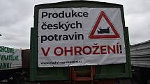 Vlajky a transparenty. Zemědělci z Blanenska protestovali pomalou jízdou v koloně na silnici I/43 také před dvěma lety.