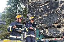 Posádka hasičů z Jihomoravského kraje pilotovala dron a s dalším speciální technikou hledala skrytá ohniska při požáru lesa v Českém Švýcarsku. Na snímku vlevo Lukáš Bubeníček a Štěpán Komosný.