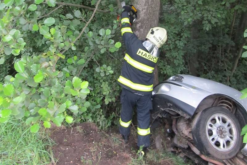 Řidička sjela ze silnice do potoku v obci Chrudichromy na Blanensku.