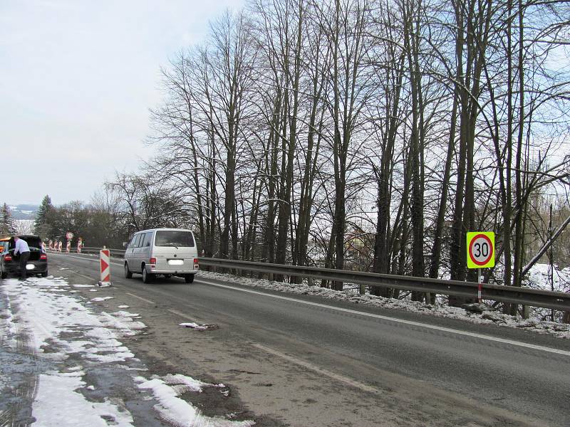 V pondělí odpoledne silničáři zcela uzavřeli most u Černé Hory. Do konce roku povede doprava přes městys.