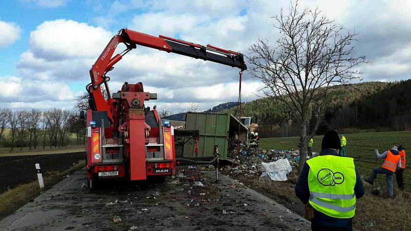 Převrácené nákladní auto, které převáželo odpadky, zablokovalo silnici z Boskovic na Vážany..