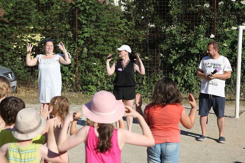 Hřiště u základní školy v adamovské ulici Ronovská ovládl v pátek dětský den. Městský klub mládeže pro příchozí připravil řadu soutěží a her. Nechyběl ani skákací hrad a obří nafukovací skluzavka.