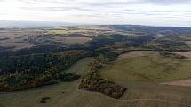 Ve vzduchu potkal motorový paraglidista Petr Buchta z Adamova horkovzdušný balon a vyfotografoval Macochu.