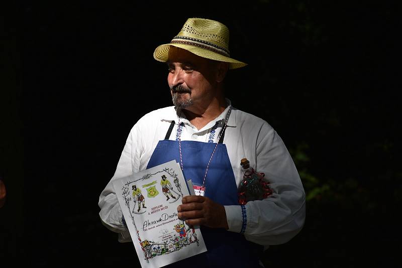 Kloboučské bratrstvo pořádalo už po dvanácté sečení otav. Soutěžilo jedenáct mužů, pět žen a dva junioři.