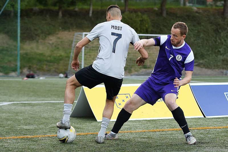 Blanensko (ve fialovém) vypadlo v play-off Superligy malého fotbalu s Mostem.