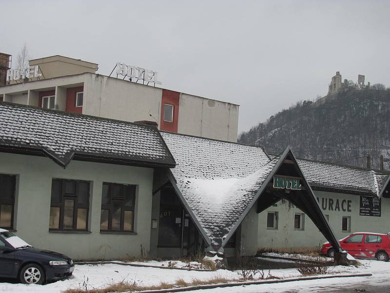 Majitel zchátralého hotelu Velen v Boskovicích nabízí radnici k prodeji pozemek i s hotelem.