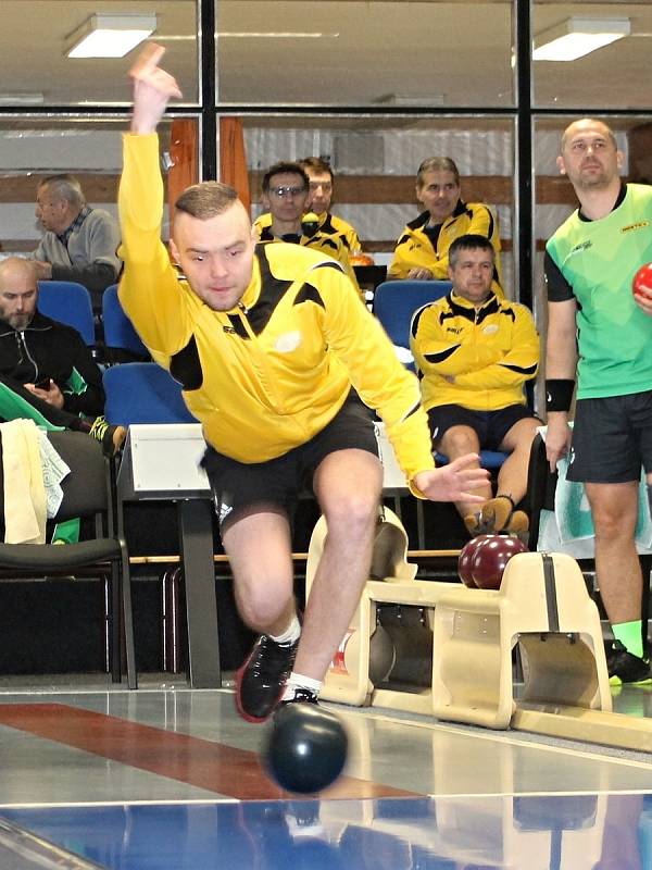 V regionálním derby II. ligy kuželkářů porazil favorizovaný KK Vyškov (v zelených dresech) KK Blansko 5:3.