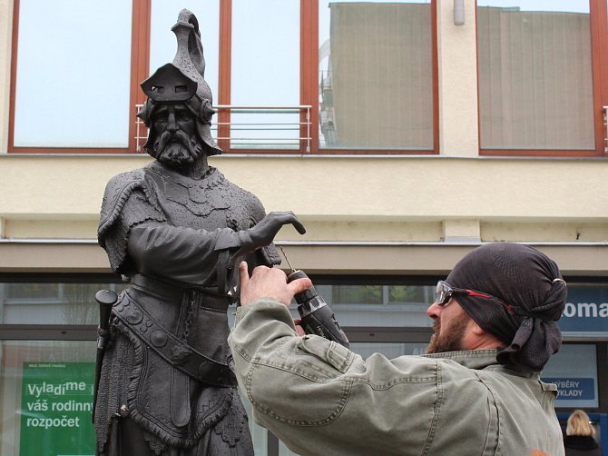 Poškozenou sochu litinového válečníka na Wankelově náměstí v Blansku opraví restaurátor.