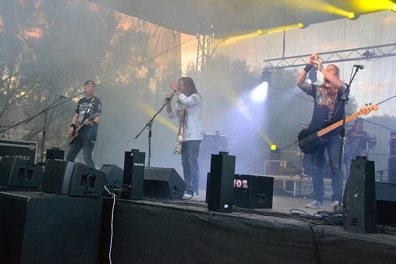 Na festivalu Wostrow v Ostrově u Macochy zahrála kapela Alkehol.