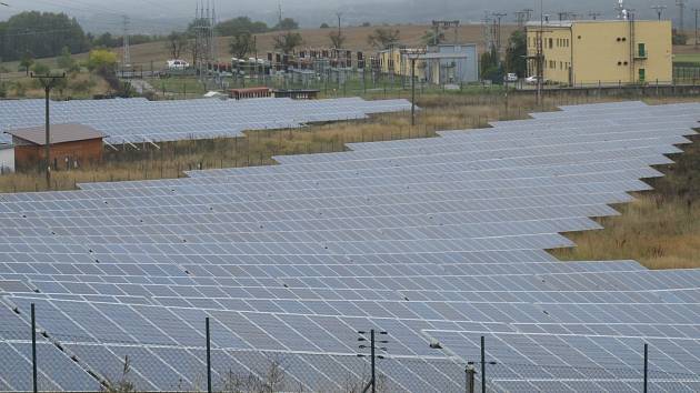 Solární elektrárna na okraji průmyslové zóny v Boskovicích.
