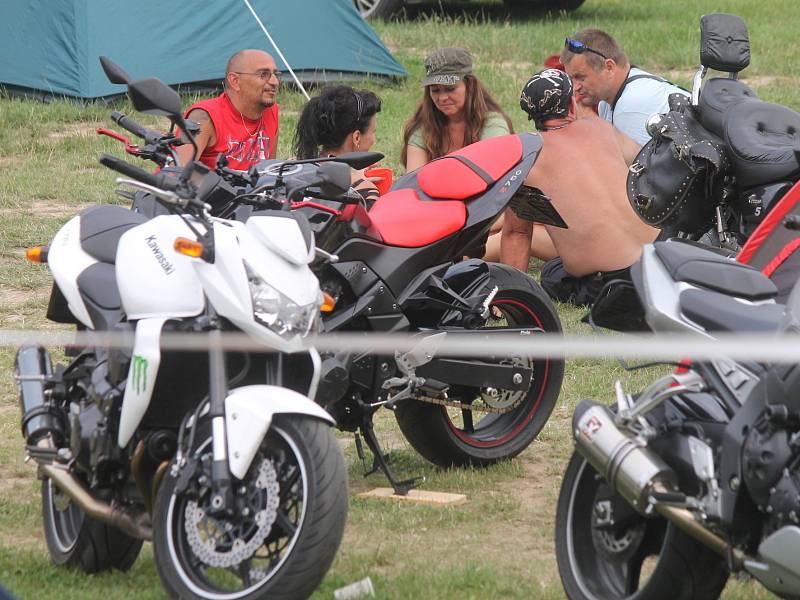 Voděrady ovládl od pátku do neděle Motosraz KilianGang. Už počtvrté. Motorkáři vybrali na charitu přes sto padesát tisíc korun. Výtěže předali čtyřem rodinám dětí, které trpí mozkovou obrnou.