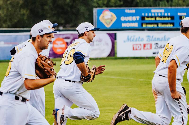 Blanenští baseballisté (v bílém) se zachránili v české extralize, když porazili tým Sokolu Hluboká.