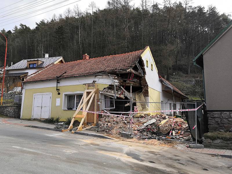 Do domu v Lažánkách, kde žije Jiří Zouhar s rodinou, narazil kamion.