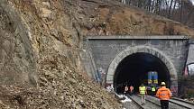 Rekonstrukce železničního koridoru mezi Brnem a Blanskem za šest miliard korun je v plném proudu (na snímku okolí tunelů mezi Bílovicemi a Babicemi nad Svitavou).