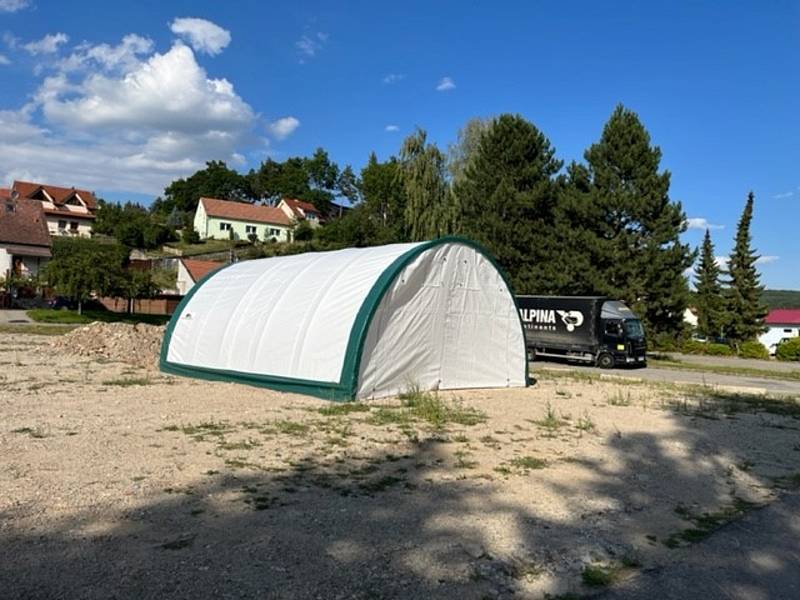 Plachtová hala na ploše po zbouraném hotelu Velen v Boskovicích má sloužit jako provizorní garáž pro jednotku dobrovolných hasičů.