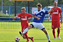 V utkání Moravskoslezské ligy remizovali fotbalisté FC Dolní Benešov (modré dresy) s FK Blansko 1:1.