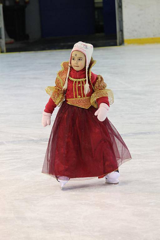 Na ledě zimního stadionu v Boskovicích skotačily děti v převlecích. Konal se tam tradiční karneval..