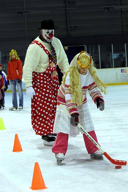 Na ledě zimního stadionu v Boskovicích skotačily děti v převlecích. Konal se tam tradiční karneval..