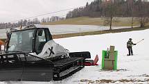 V Olešnici otevřeli sjezdovku. Na svahu se proháněli především snowboardisté.