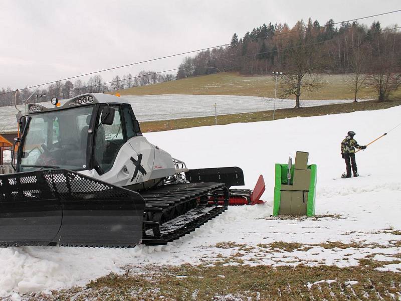 V Olešnici otevřeli sjezdovku. Na svahu se proháněli především snowboardisté.