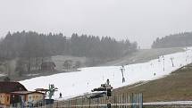 V Olešnici otevřeli sjezdovku. Na svahu se proháněli především snowboardisté.