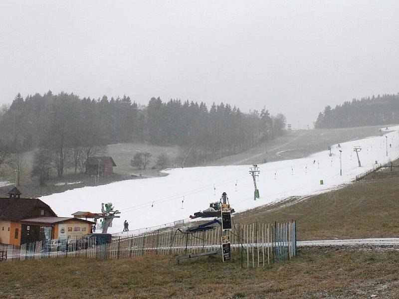 V Olešnici otevřeli sjezdovku. Na svahu se proháněli především snowboardisté.