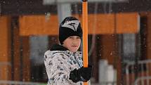 V Olešnici otevřeli sjezdovku. Na svahu se proháněli především snowboardisté.